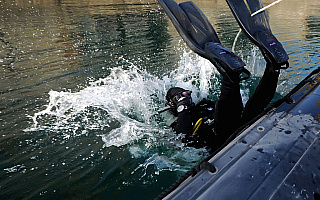 Trwają poszukiwania 36-latka z Ełku, który zostawił swoje rzeczy na brzegu jeziora. Strażacy razem z policją przeczesują dno Trwają poszukiwania 36-latka z Ełku, który zostawił swoje rzeczy na brzegu jeziora. Strażacy razem z policją przeczesują dno